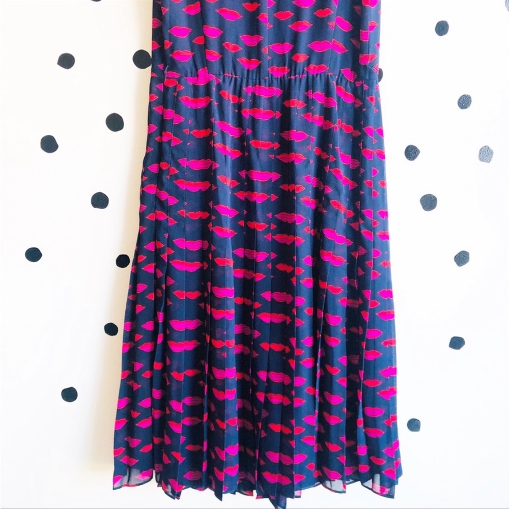 Halogen Sleeveless Pleated Dress Navy Lip Print 6 - Picture 7 of 9